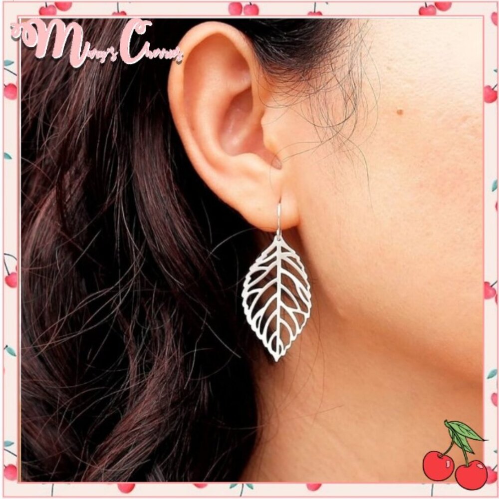 🍒2/$25 LAST Gentle Leaf Dangling Earrings - Picture 1 of 5